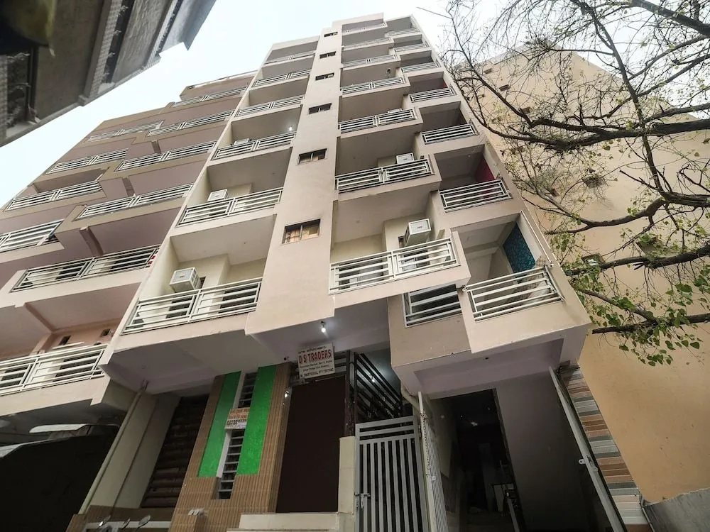 Oyo Flagship 30196 Noida Sector 5