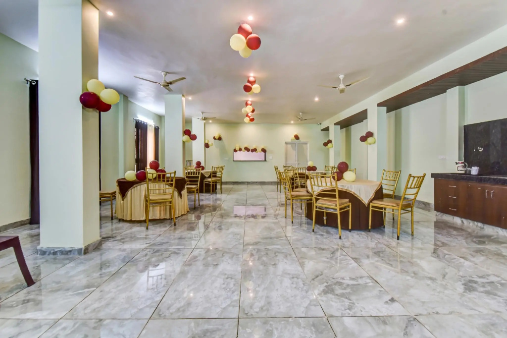 Capital O 72445 Hotel Radhika Royal