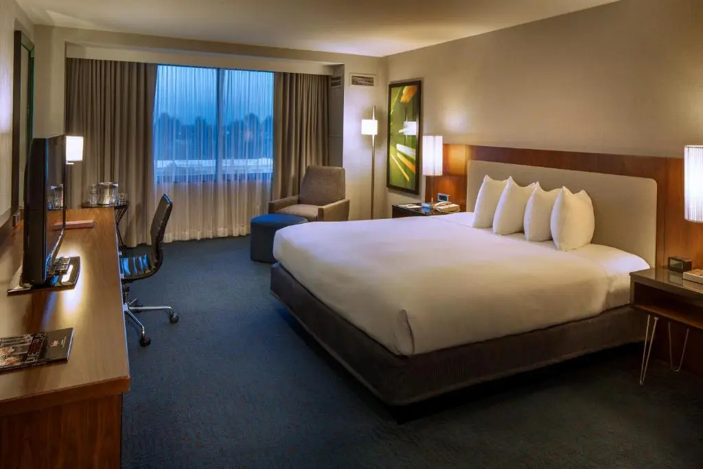 DoubleTree by Hilton Newark-Fremont - Tap to explore photos