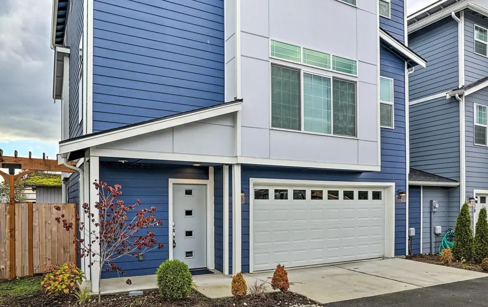 Modern Monroe Home - Private Yard & Mtn Views