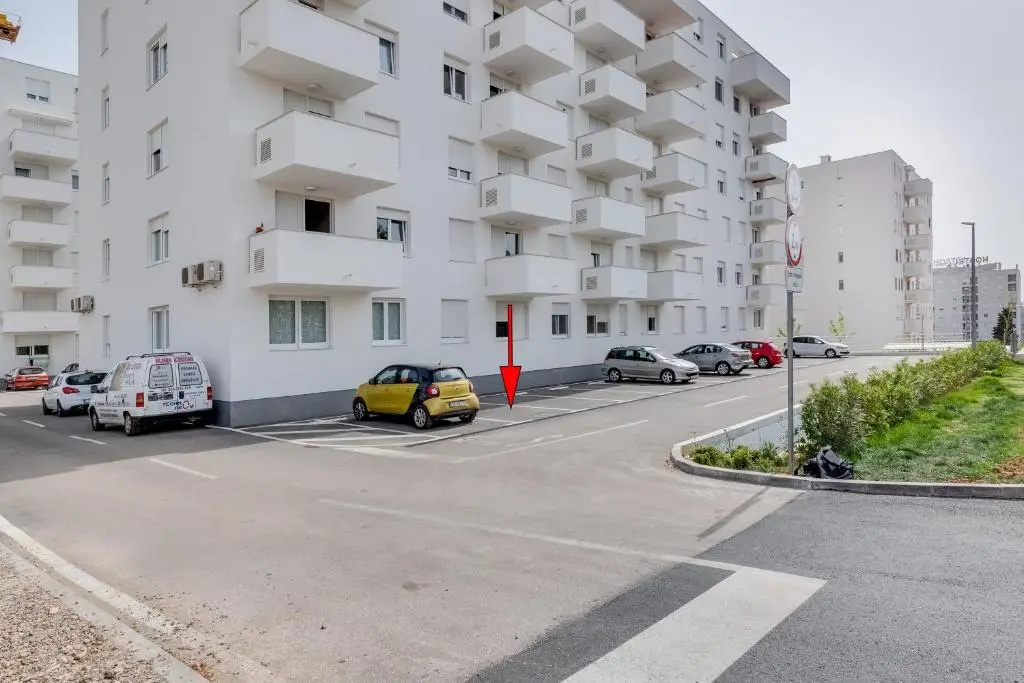 Rose-Mary 2BR apt with balcony and parking