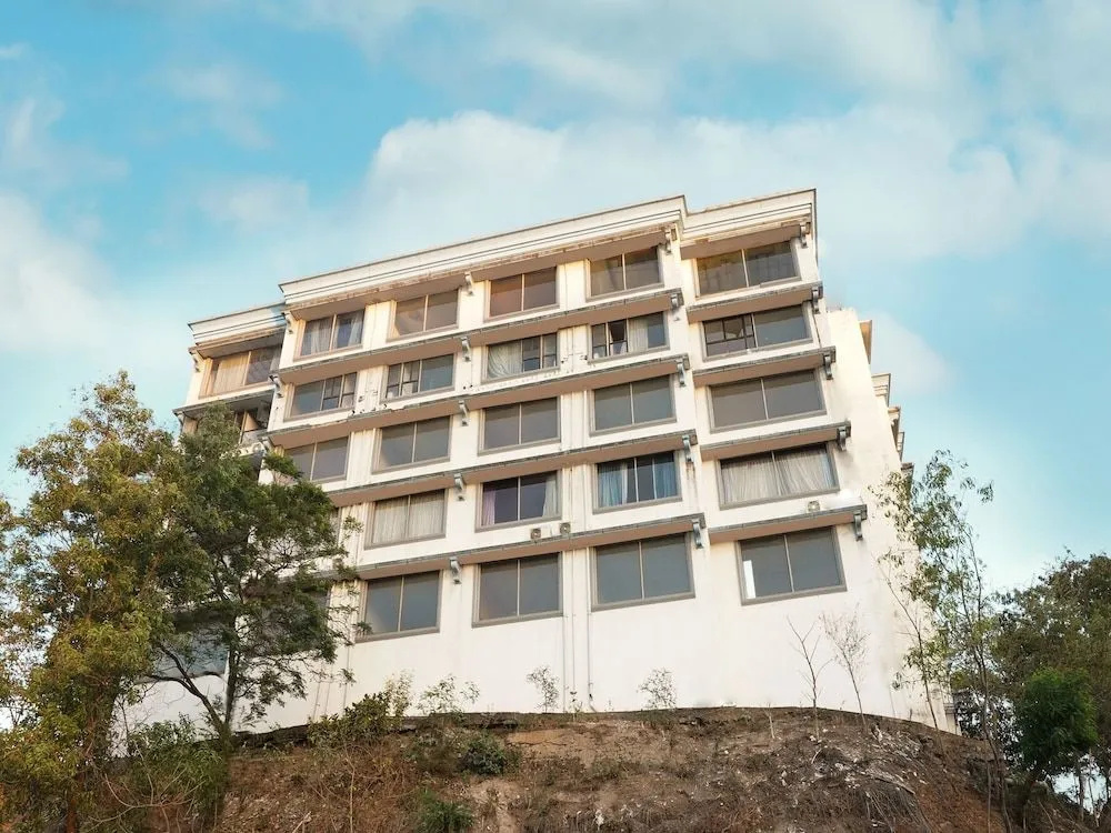 OYO Townhouse 781 Royal Palms Hotel