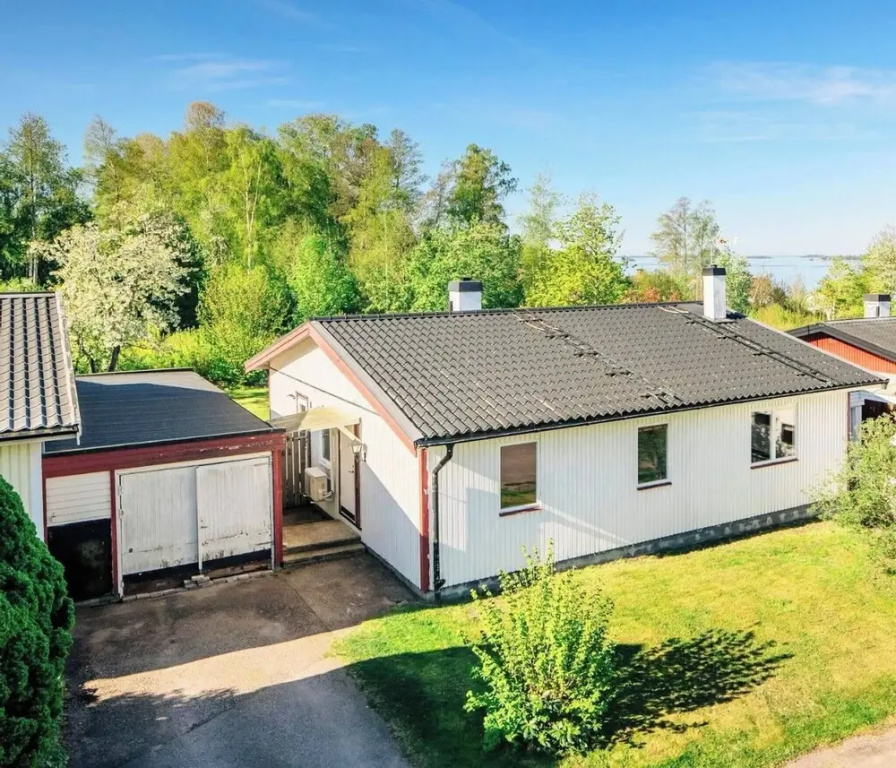 3BR Home Near Lake Vänern Covered Deck & BBQ