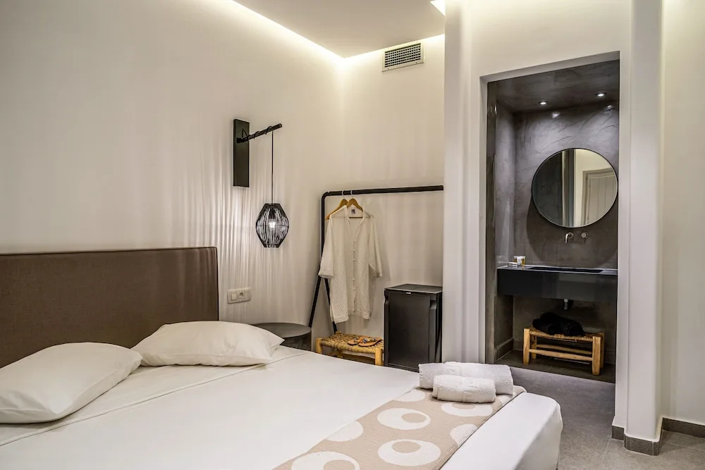Deluxe Double room with balcony (full double bed)
