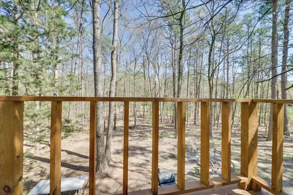 Cabin w/ Private Hot Tub: 2 Mi to Broken Bow Lake!