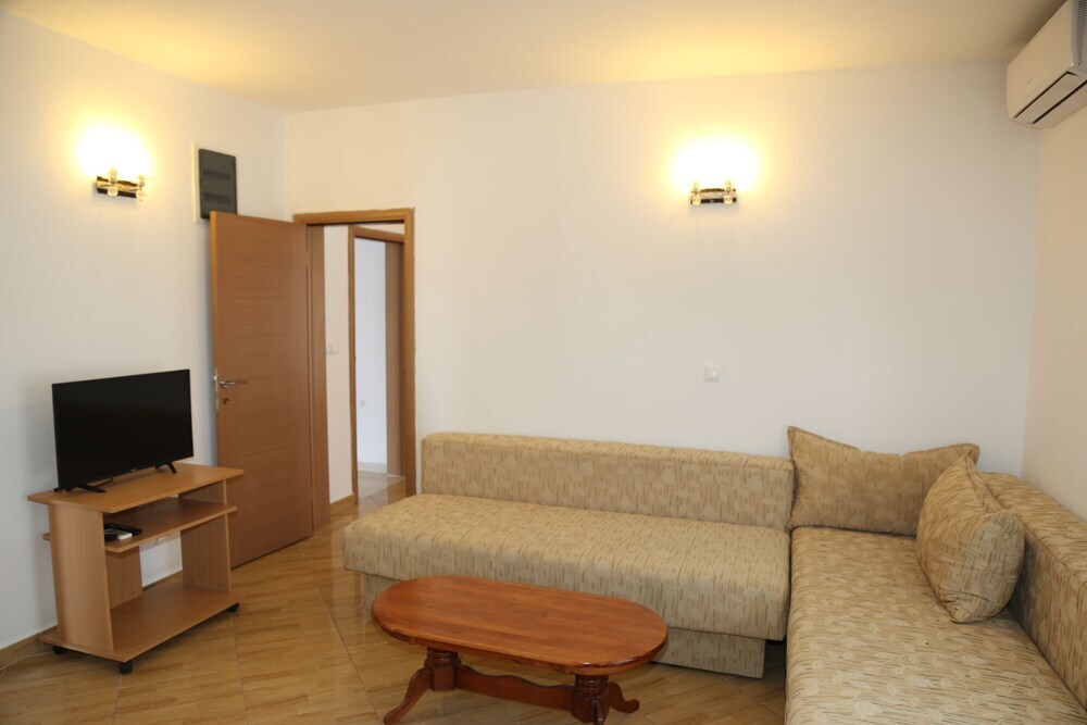 Отель Captivating 1-bed Apartment in Ulcinj, фото 5