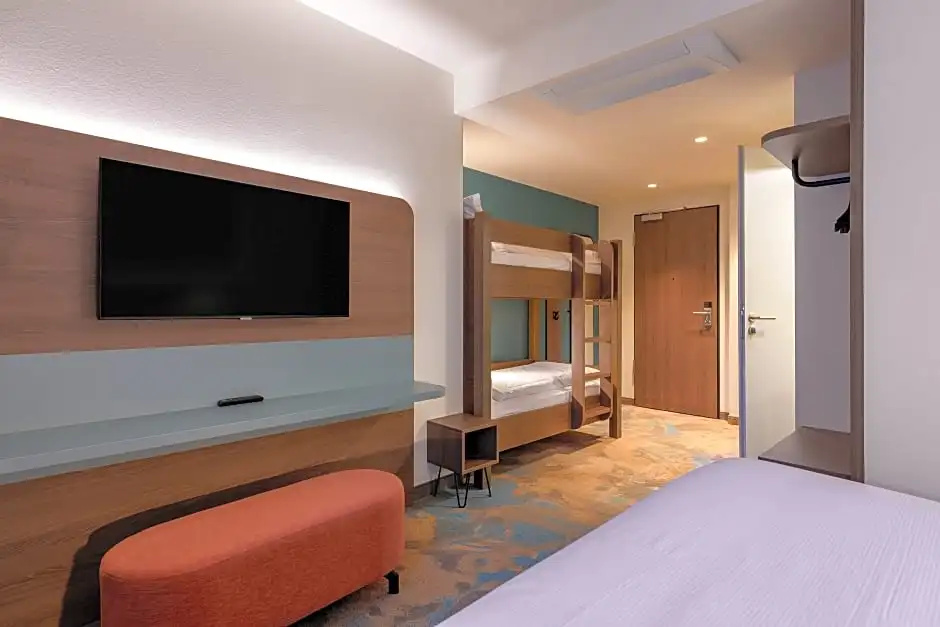 Standard Sextuple Family room