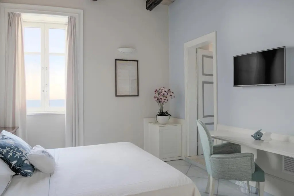 Deluxe Double room with sea view (full double bed)