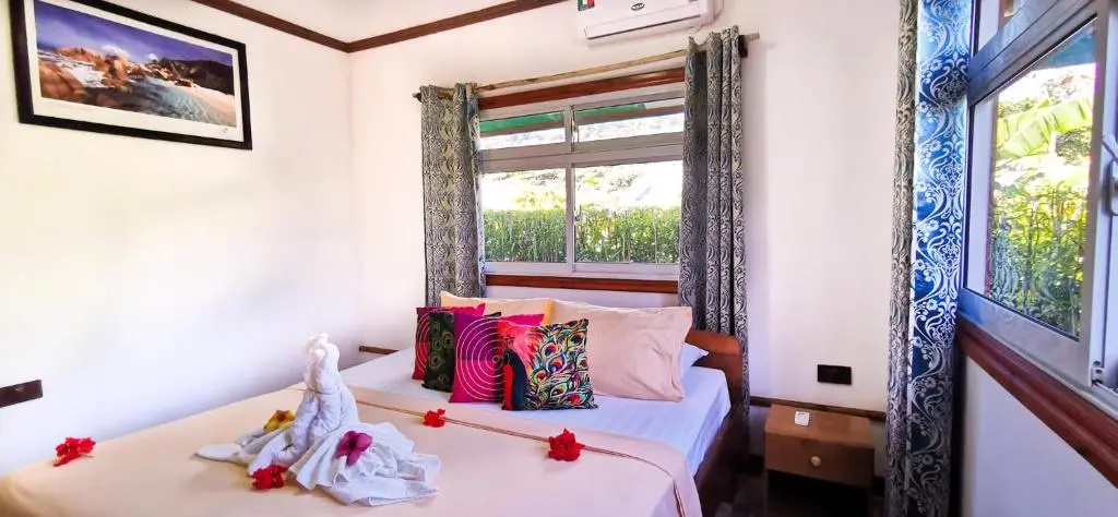 Standard Triple room with garden view