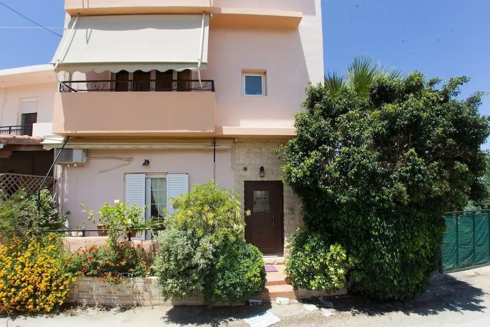 Kostas Apartment Very Near to Amoudara Beach