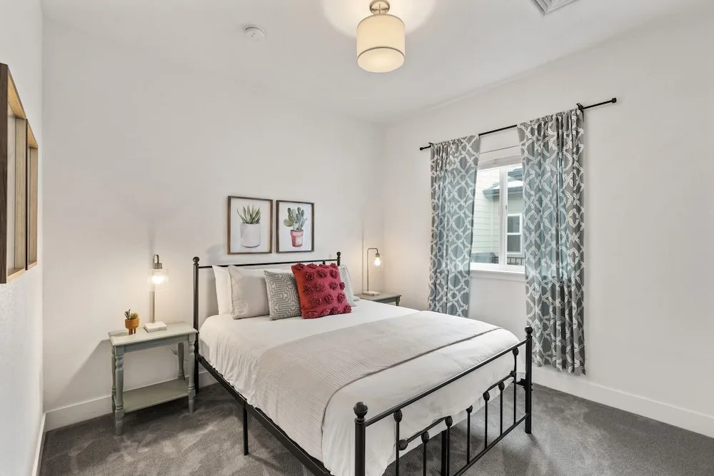 Steps From River & Old Town - Hot Tub & King Bd — фото 3