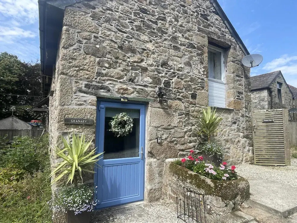 Cosy Cottage With hot Tub-oozing Character!