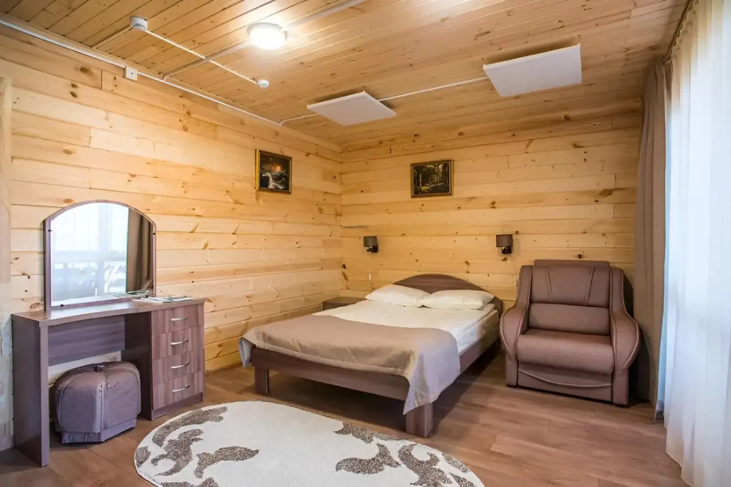 Коттедж с балконом и с видом на озеро в Горное озеро