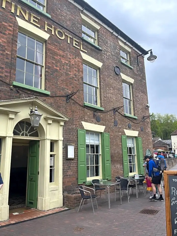 Tontine Hotel & Bar