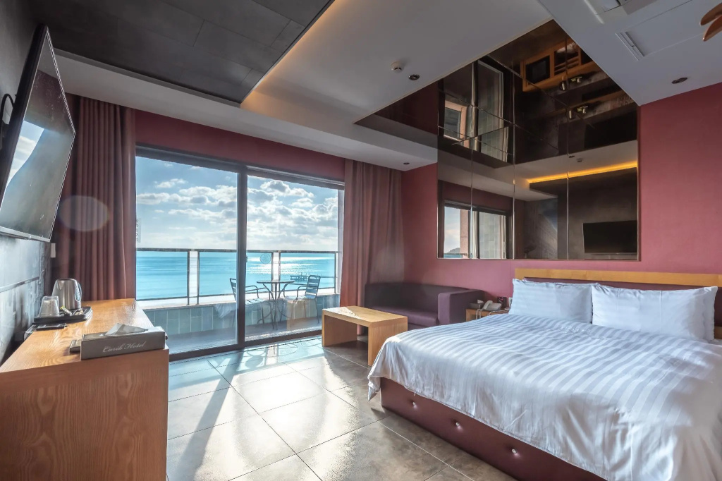 Deluxe Double room with ocean view (full double bed)