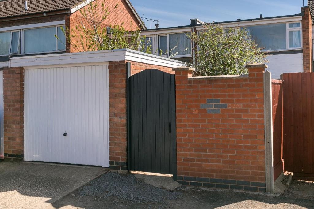 Stylish House & Work and Leisure inc FREE Parking & BHX Airport by ComfyWorkers
