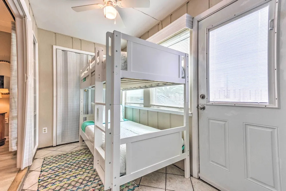 Sunny Destin Condo w/ Pool & Beach Access!
