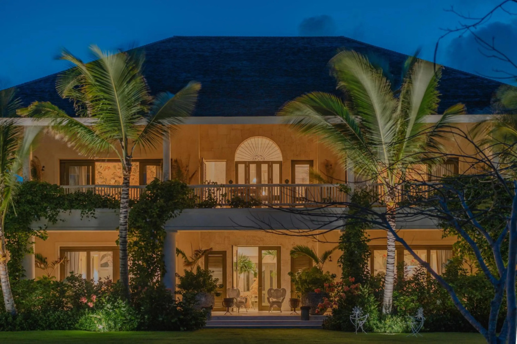 One-of-a-kind Villa With Open Spaces and Amazing Views in Luxury Beach Resort