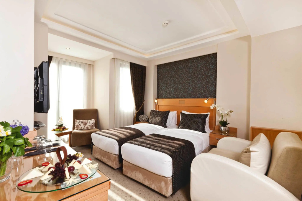Emerald Hotel — 5