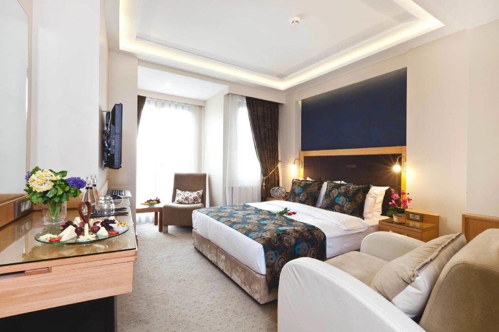 Emerald Hotel — 4