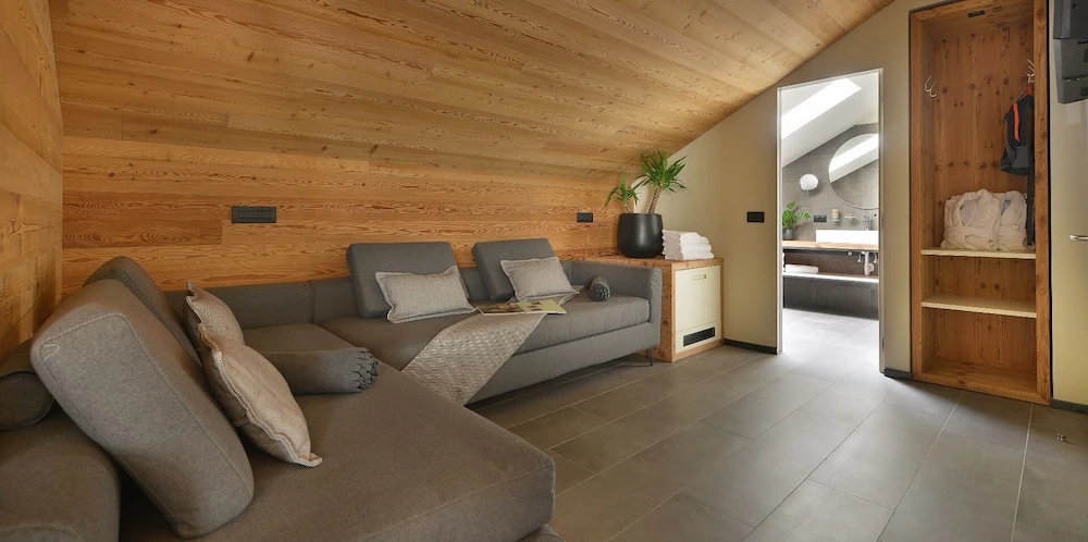 Deluxe Double room with balcony (full double bed)