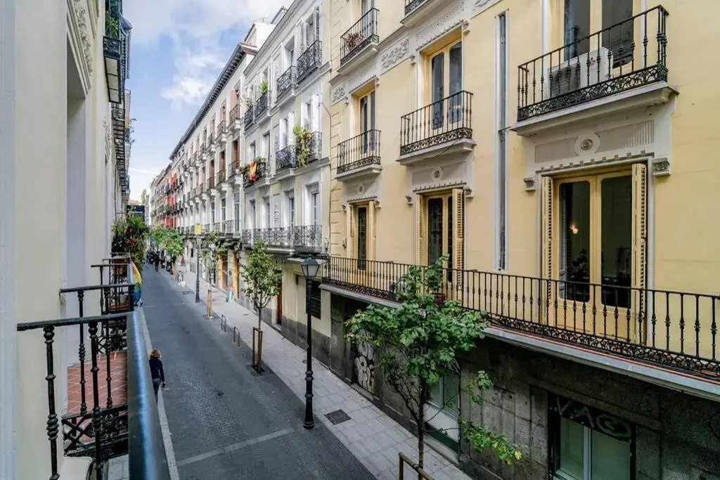 Bello Apartamento en Centro de Madrid, C/Infantas 1-3 by Batuecas