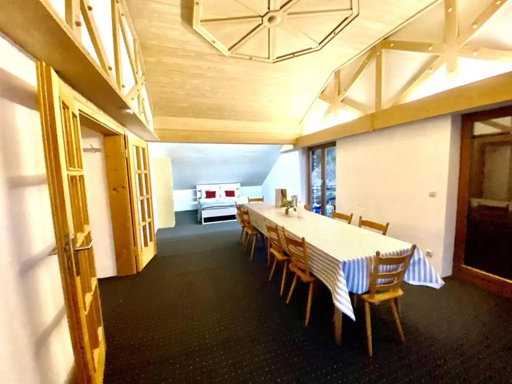 3 Bedrooms Apartment