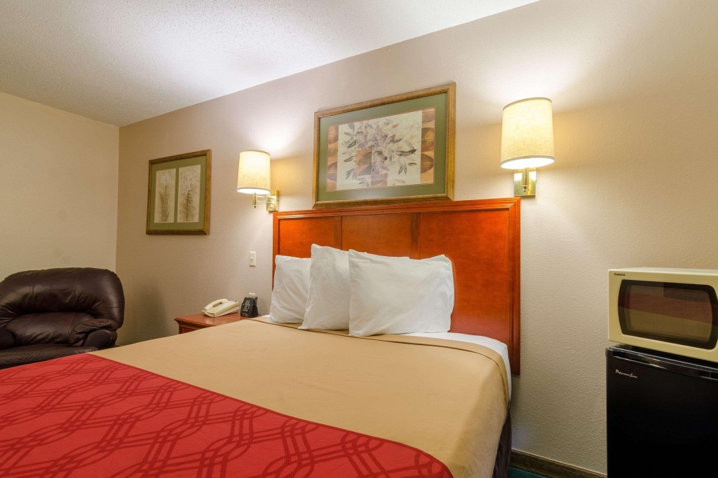 Rodeway Inn Mitchell — 5