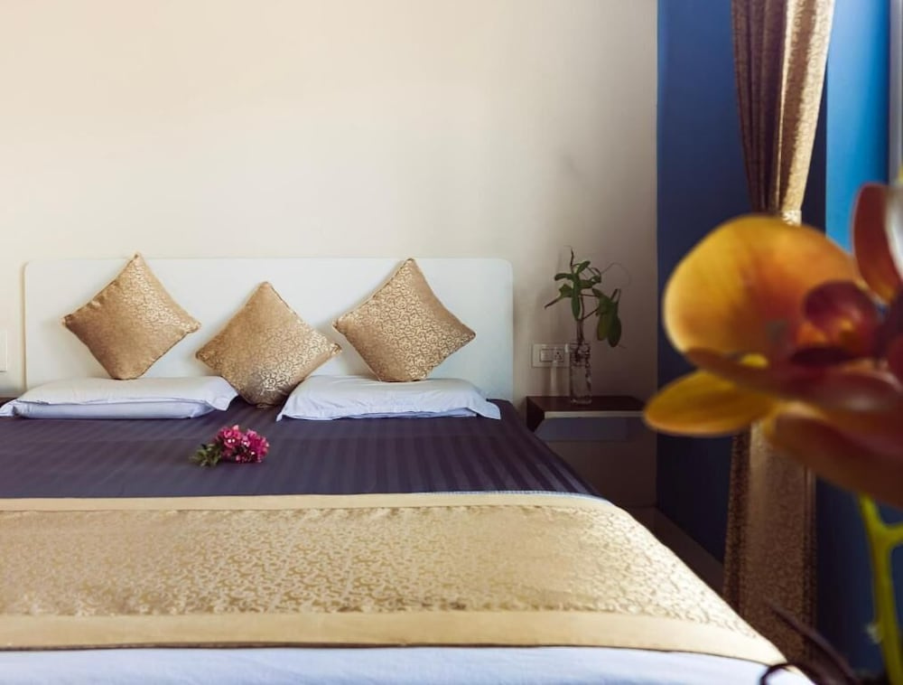 Deluxe Double room with city view (full double bed)
