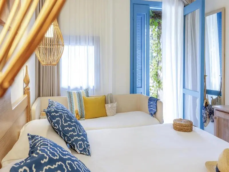 Standard Triple room with garden view
