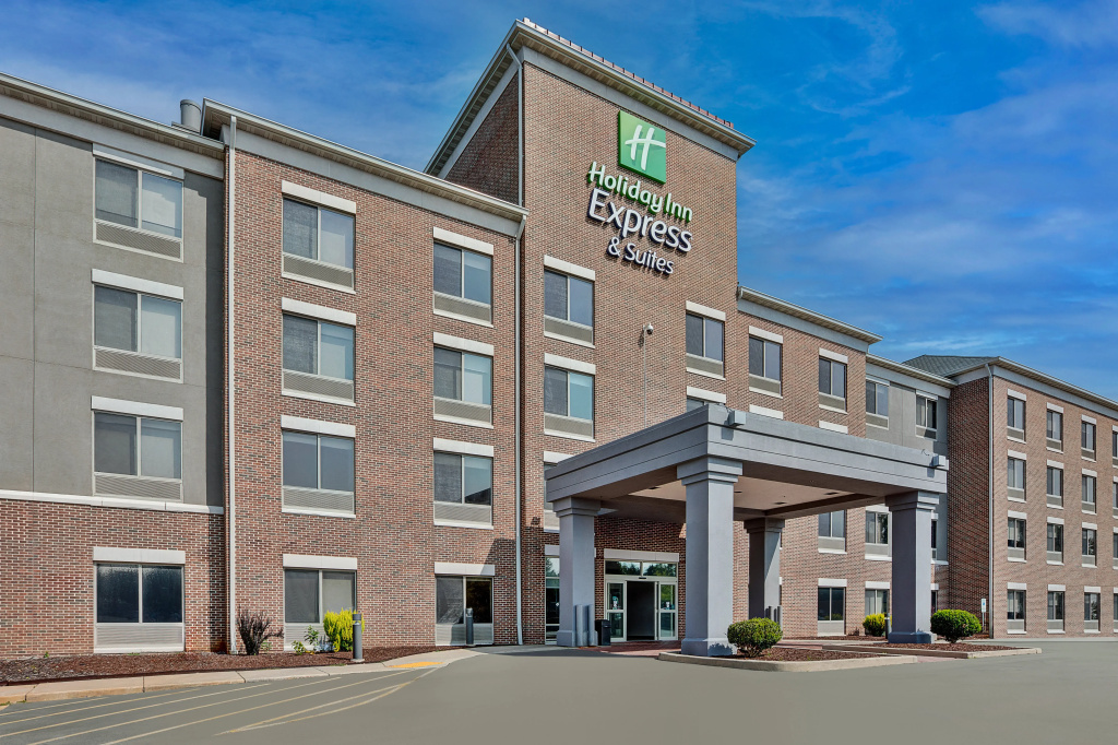 Holiday Inn Express & Suites Milwaukee Nw Park Place by IHG