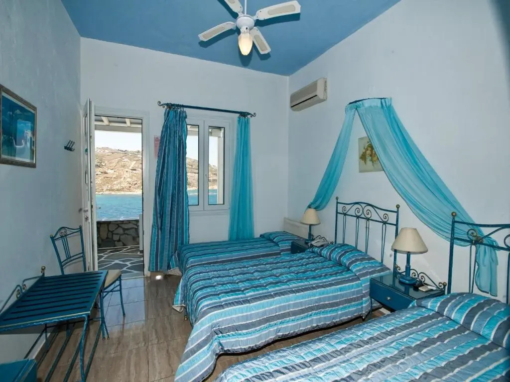 Standard Triple room with sea view