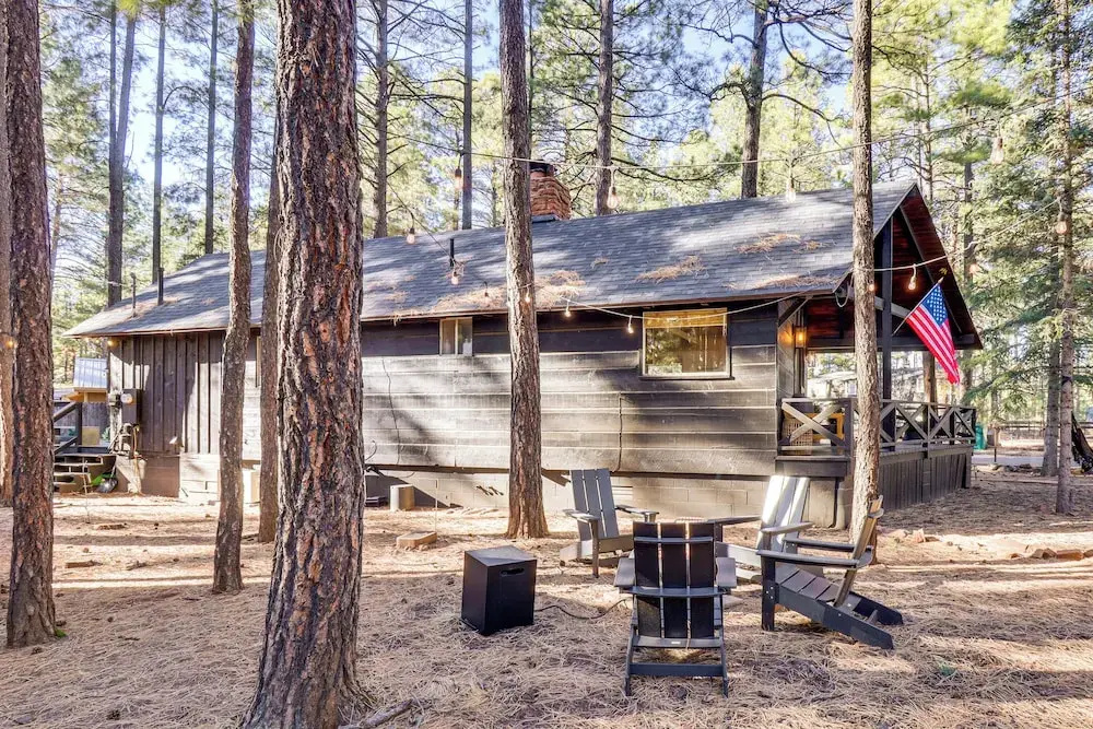 1 Mi to Woodland Lake Park: Forested Sanctuary!