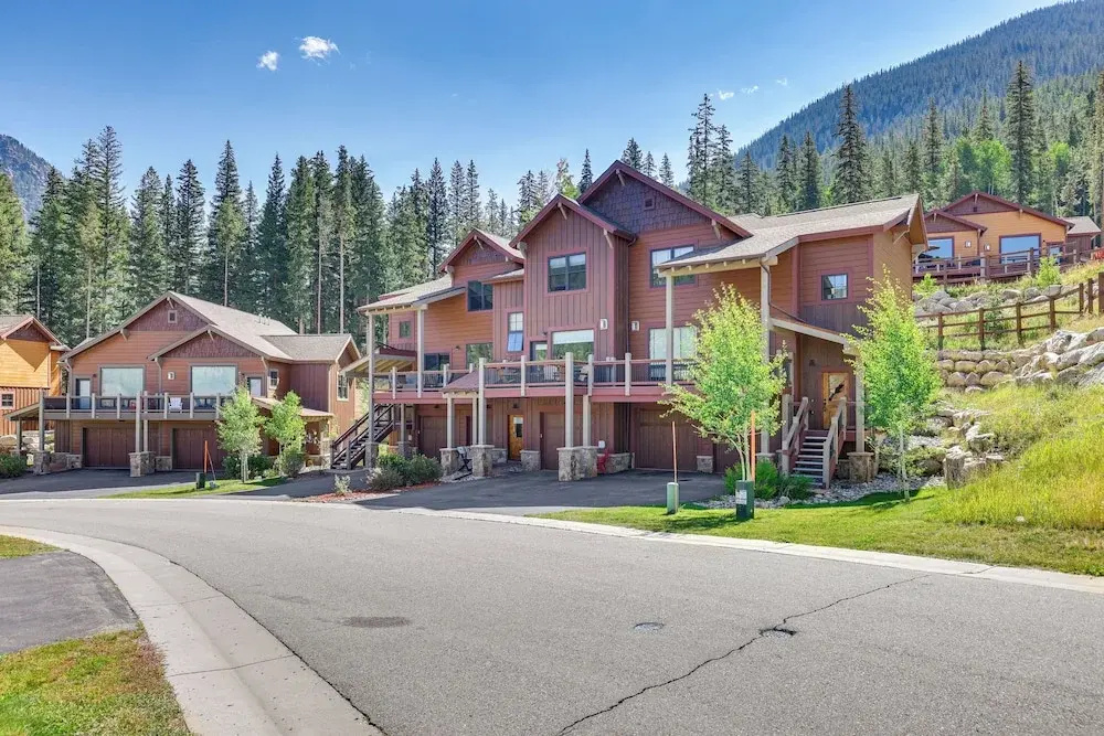 Ski Shuttle & Community Perks: Keystone Townhome