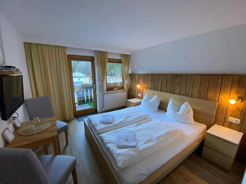 Standard Double room with balcony (full double bed)