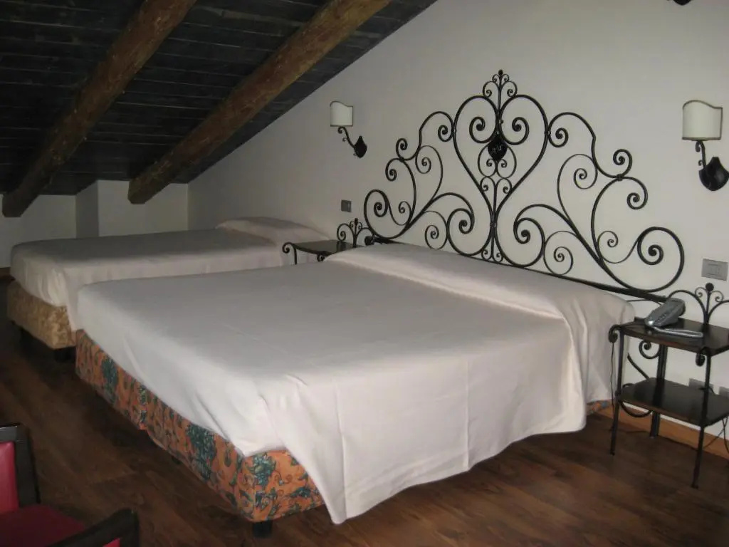 Standard Triple room