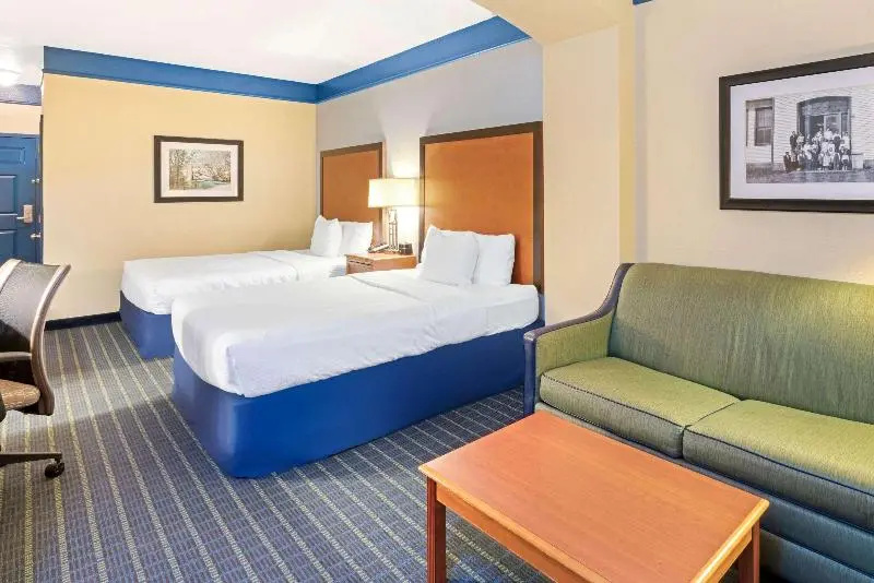 La Quinta Inn & Suites by Wyndham Shawnee - Chambres