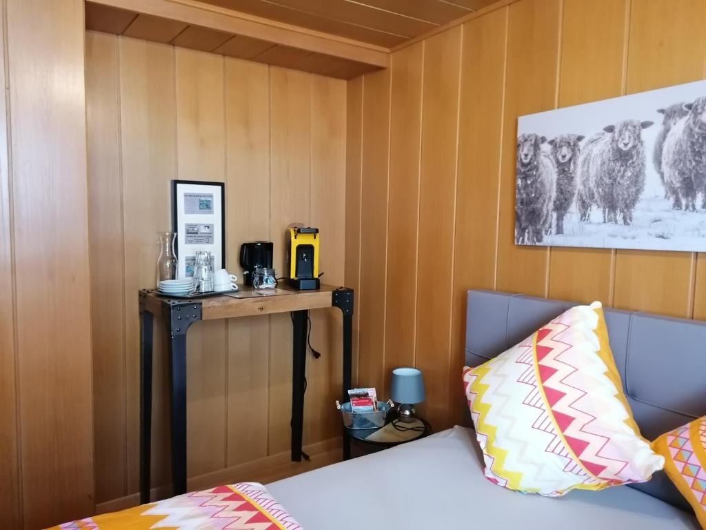 Standard Double room with lake view (full double bed)