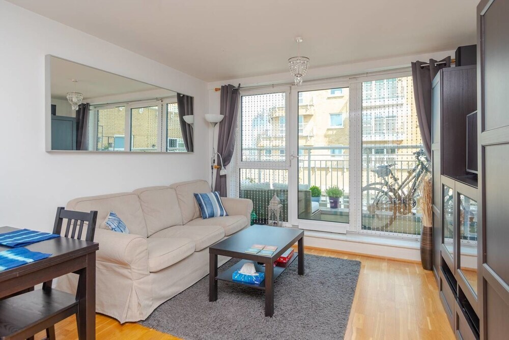 Отель Lovely 1BR Home by River Thames W/balcony 2 Guests, фото 5