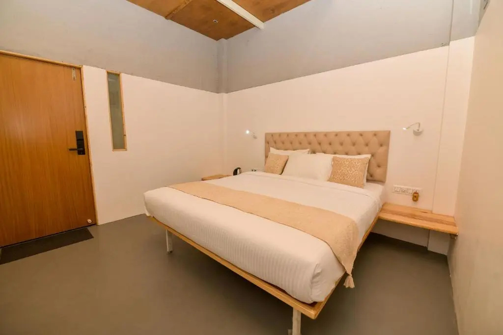 Deluxe Double room (full double bed)