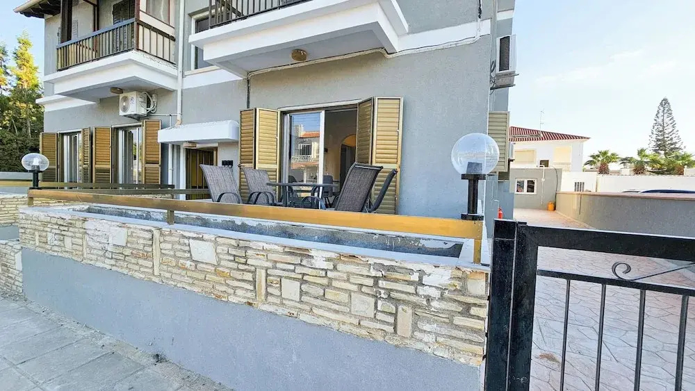 La Magenta Apartments
