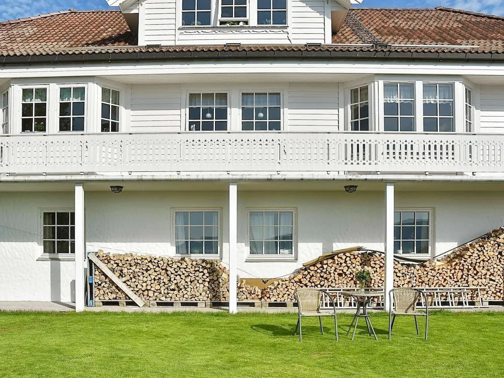 2 Person Holiday Home in Aheim