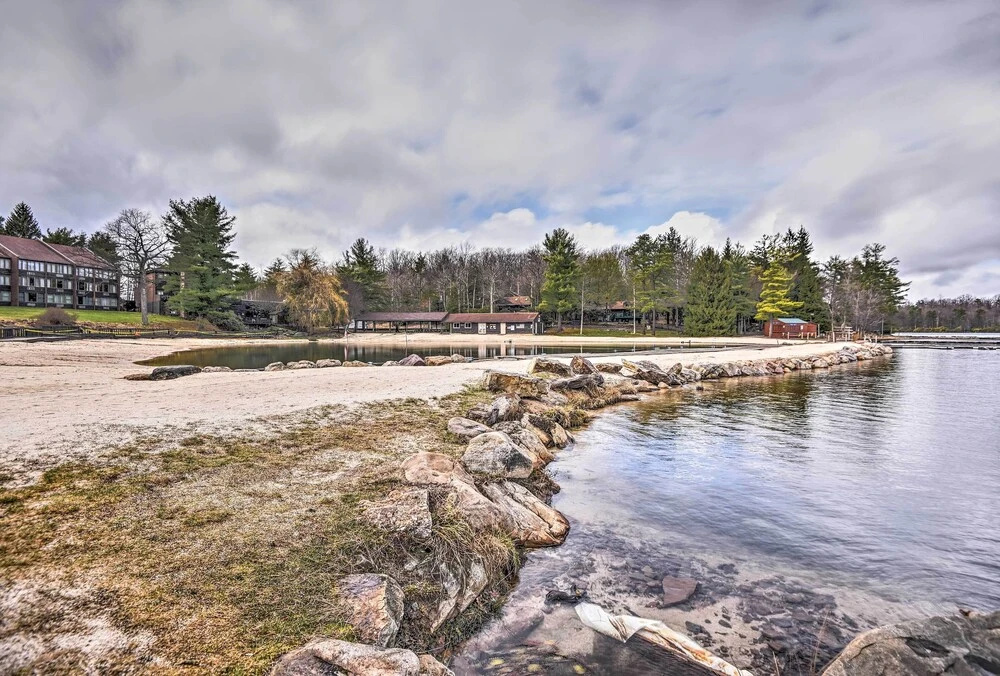 3 Mi to Slopes! Hot Tub Haven Near Lake Harmony