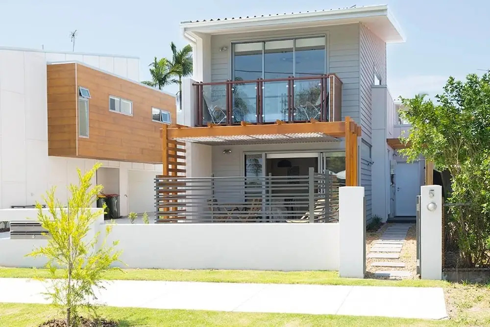 New Designer Home + Parking + Close to Airport