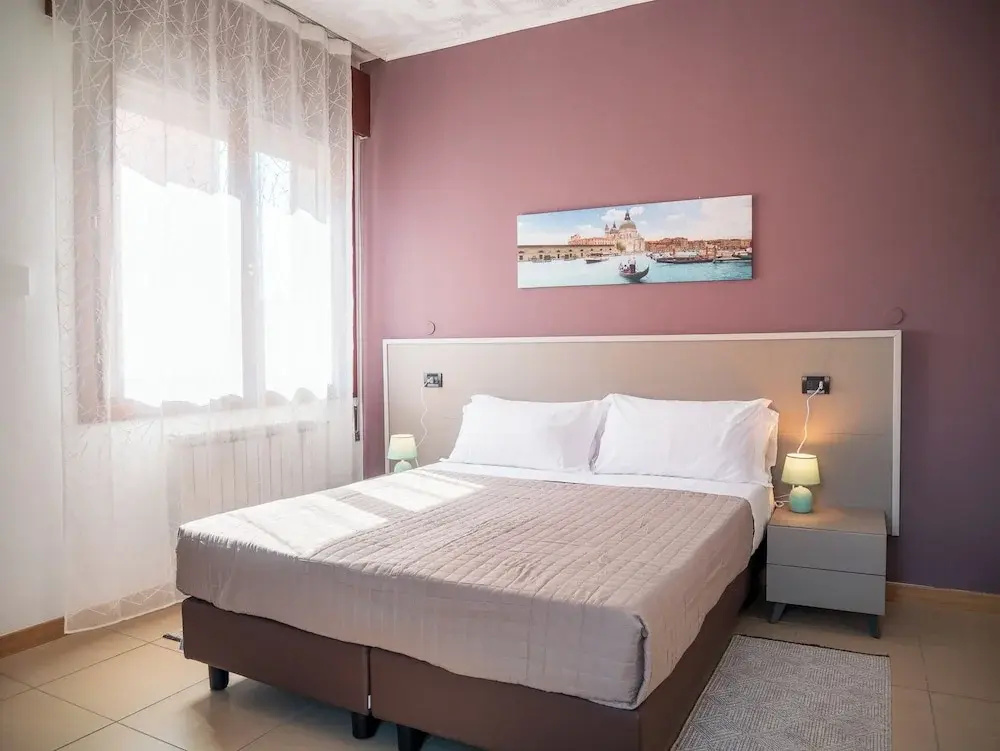 Classic Double room with city view (full double bed)