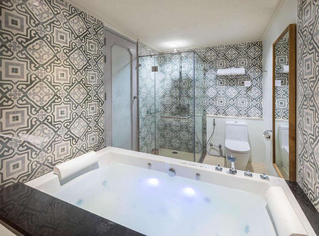 Двухместный номер Premium Deluxe с видом на море двуспальная кровать в Отель Zenmaya Oceanfront Phuket, Trademark Collection by Wyndham