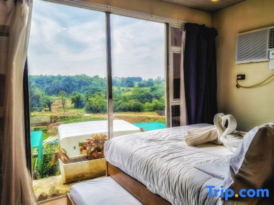 Standard Sextuple Family room