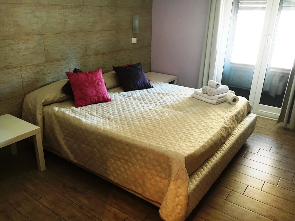 Standard Double room with balcony (full double bed)