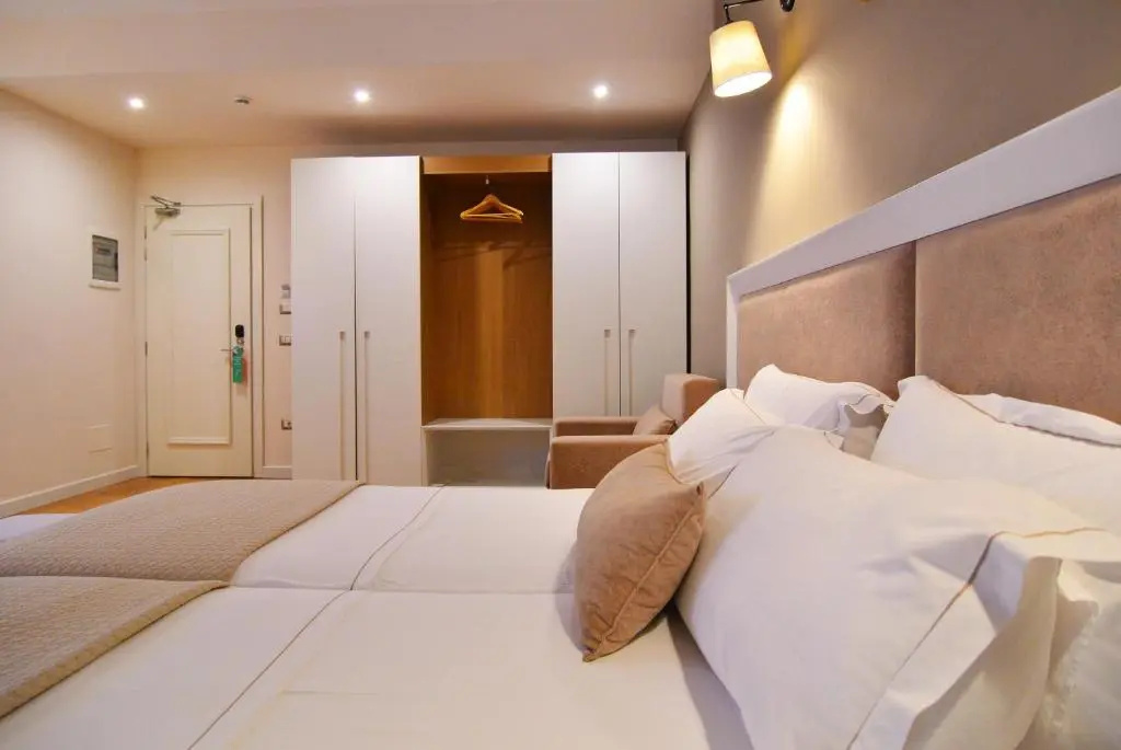 Deluxe Double room (full double bed)