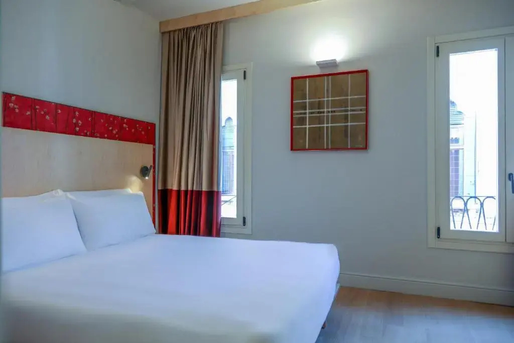 Suite with city view